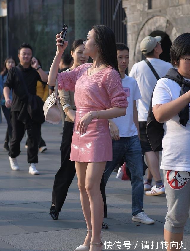 搭配|浅粉V领蓬松针织衫,搭配高腰竖纹皮裙,展现甜美和时尚气息