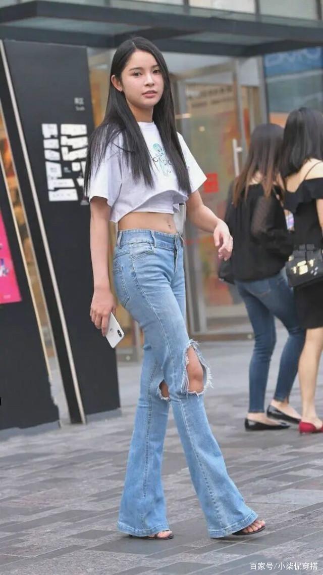 比“阔腿裤”还火,今夏流行破洞喇叭裤,时髦还显高!