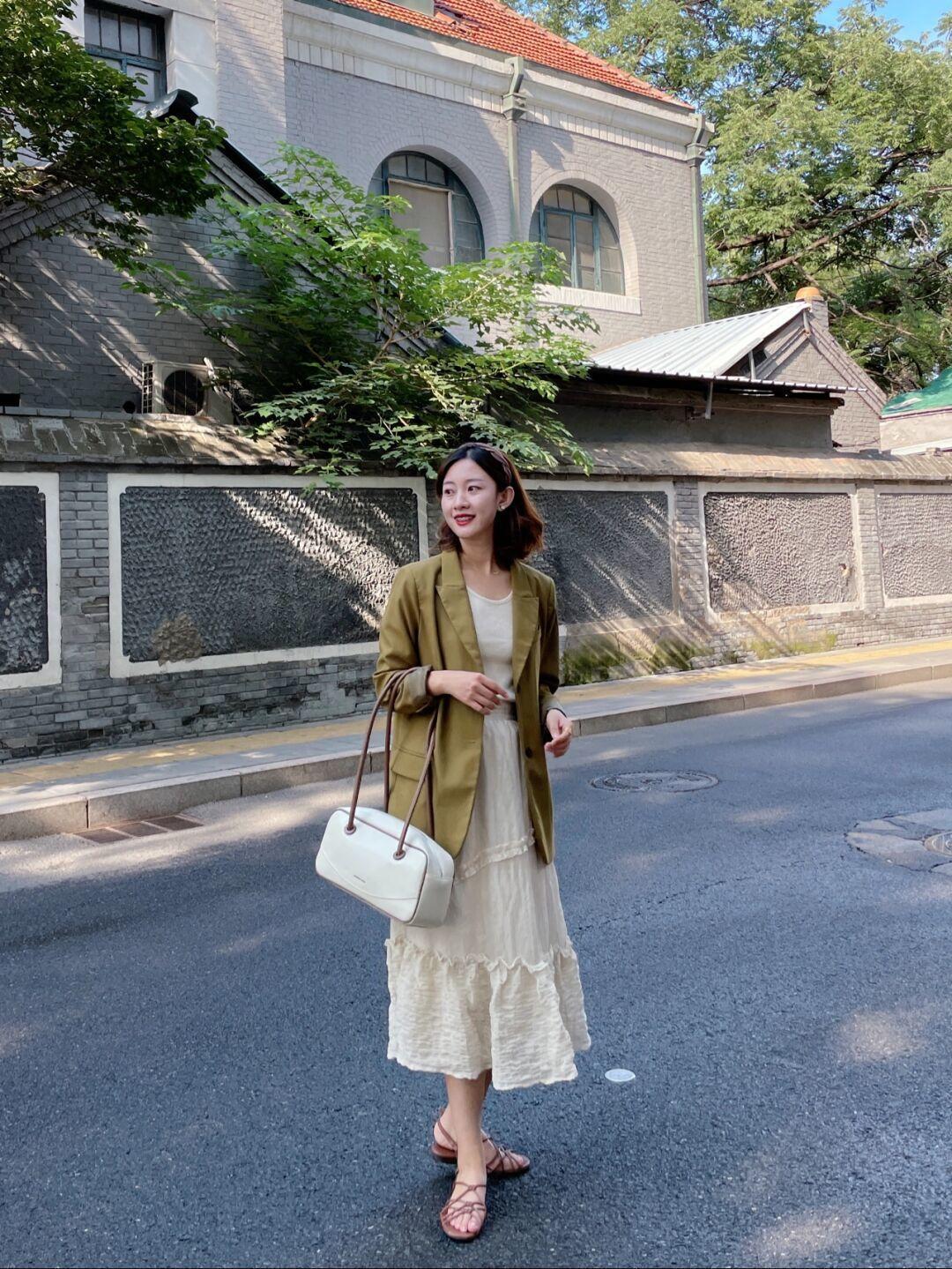 小个子|秋天就应该穿得洋气,绿色衬衫+牛仔背带裤优雅大方,超好看