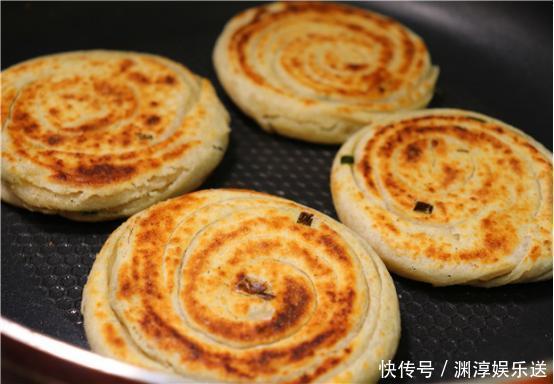 烙饼|花生米别只会炸着吃，加2个鸡蛋，不用炒不用炸，出锅瞬间被抢光