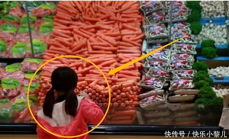 妈妈|孩子在超市偷巧克力，三位妈妈做法各异，路人态度说明好坏