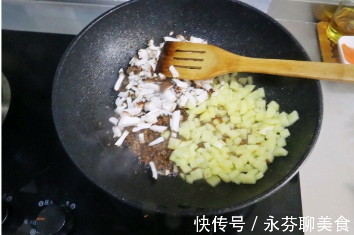 菇面|好吃到舔盘的土豆肉末拌面,酱香浓郁,一碗根本就不够吃