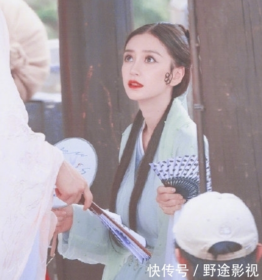 cos|baby录制综艺《萌探》,cos青蛇造型好绝,网友:杨紫有压力了