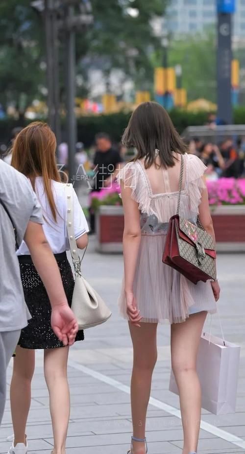 街拍：美女紧致修身的穿搭给人一种绝对的力量感，干练有型