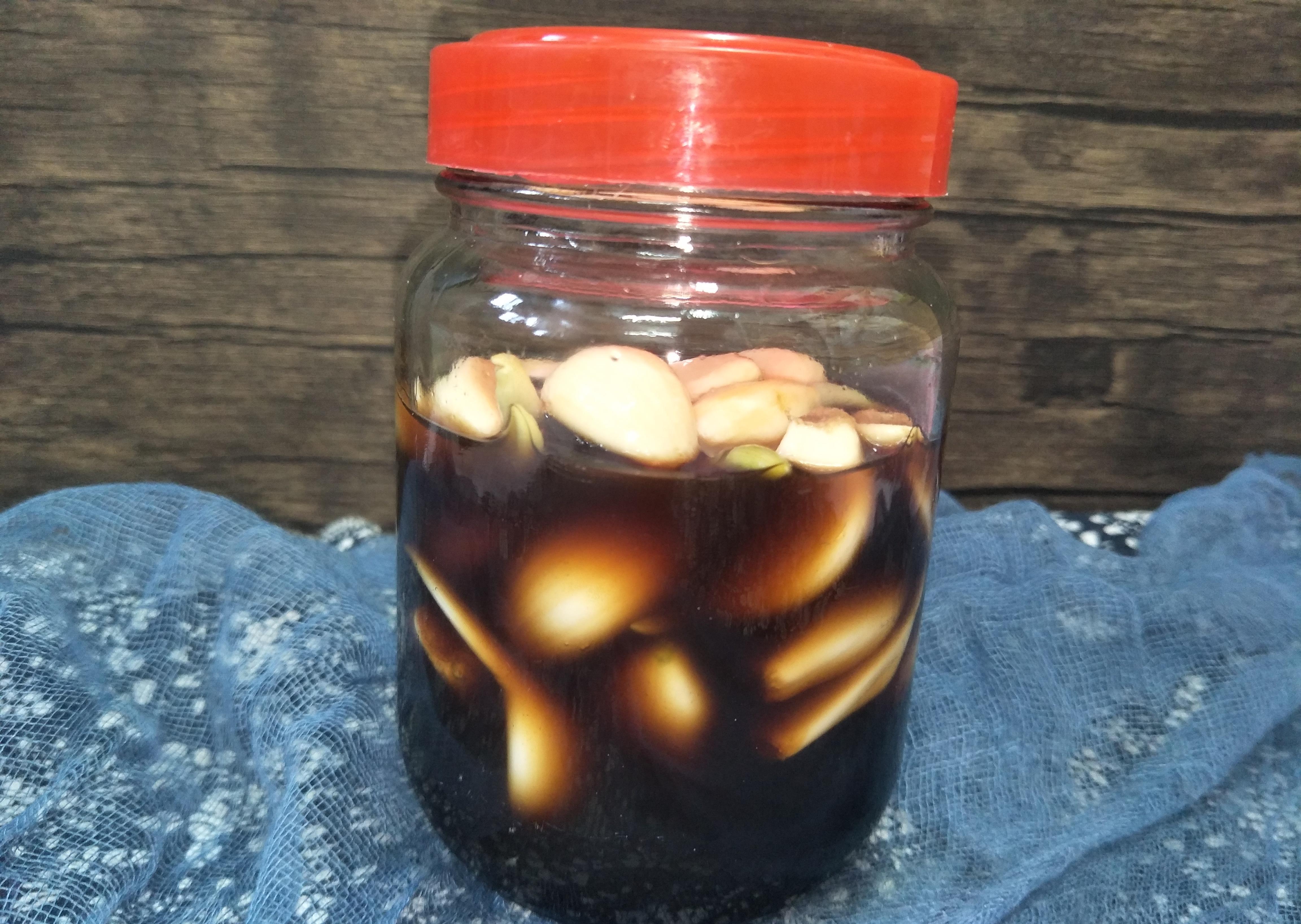 泡腊八蒜时,牢记“2放3选”,醋香蒜美,1周大蒜变翠绿