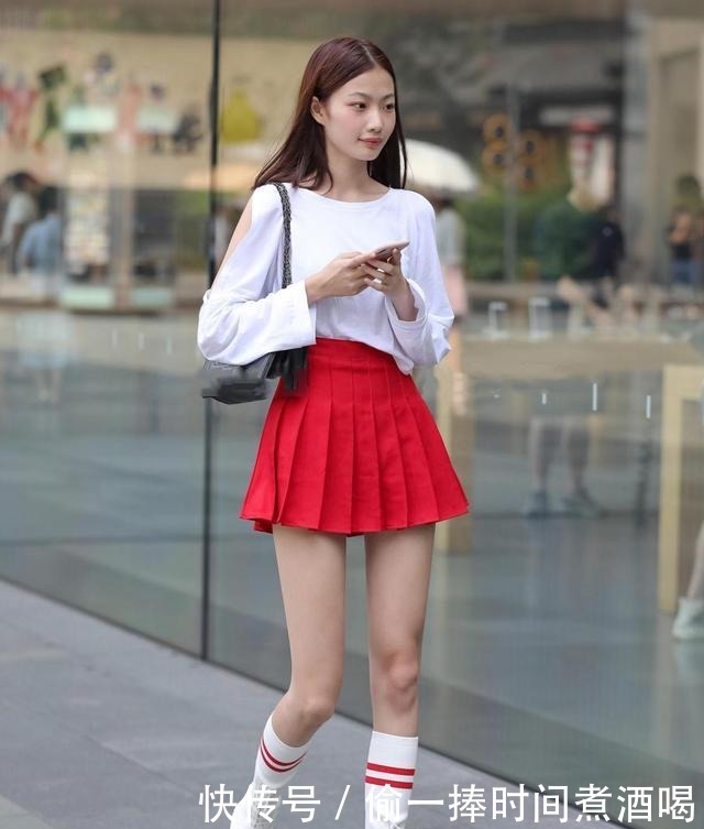 穿搭|白色的长袖，搭配红色短裙，像个清纯少女一样