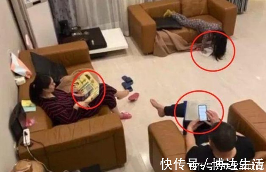 男孩|男孩写作业，全家人“看书”陪伴，网友看出其中猫腻：书还反光？