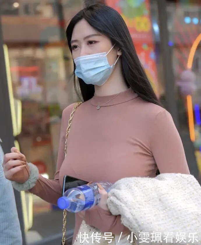 娇容多姿鬓，芳香已盈路，深粉色连衣裙配针织外套的时尚成熟穿搭