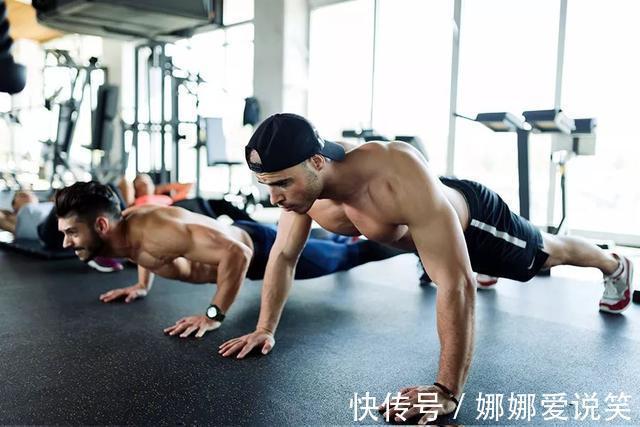 大胸肌|12个俯卧撑变式动作,从易到难,学会了你就是健身达人