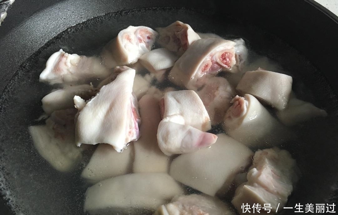 女人上了年纪后,这菜一定要常吃,满满胶原蛋白,皮肤越来越细致