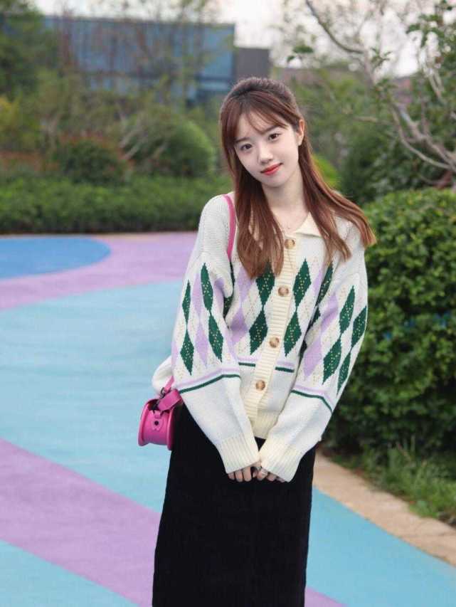 穿搭|今年“菱格纹”针织衫火了!搭配黑色半身裙和百褶裙,时髦显气质