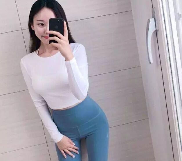 街拍|街拍性感紧身打底裤小姐姐，穿出动感美