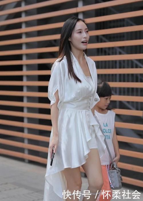 孩子都上小学了,还是一如既往的敢穿,她对得起时尚女郎的称号