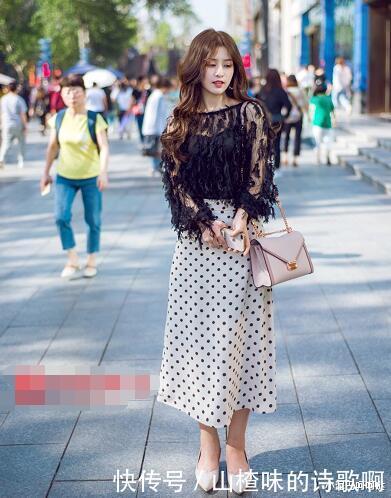 最近流行一种新穿法叫“上短下长”,显瘦又时髦,谁穿谁好看