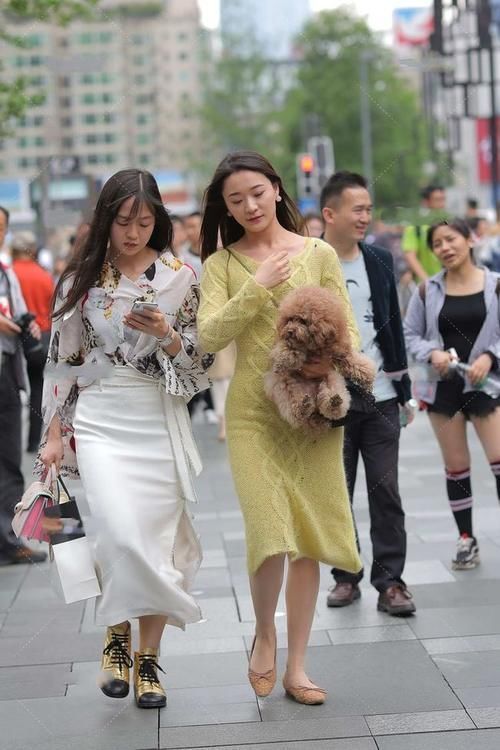 裙装 舒适减龄的吊带连衣裙,搭配一双尖头鞋,穿出与众不同的气质