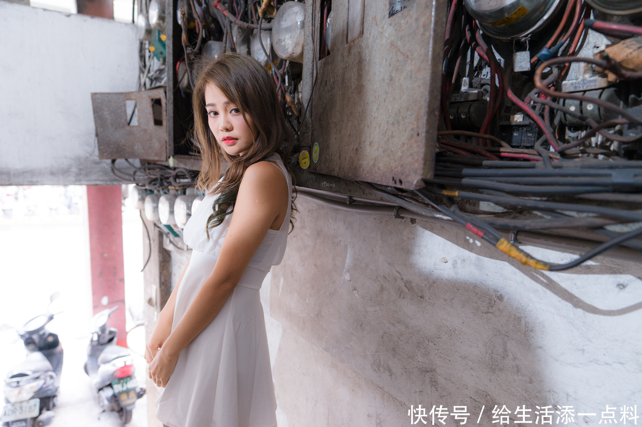 什么白色连衣裙好看 清新白色连衣裙让你轻松成为焦点