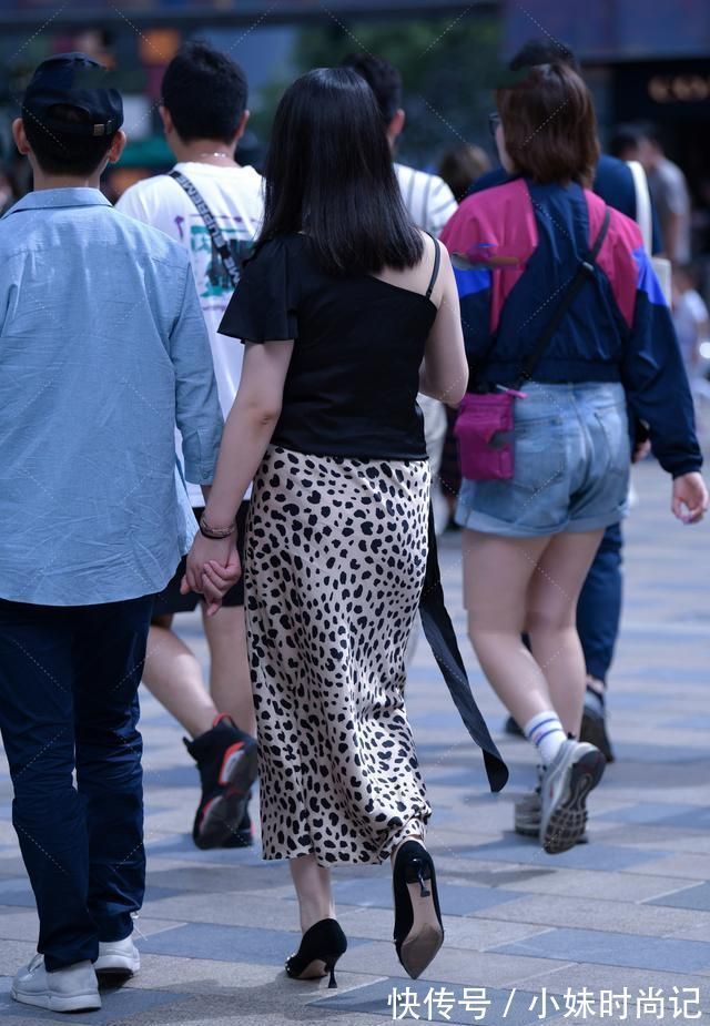 斑点裙|黑色不对称荷叶边上衣搭配斑点裙,性感优雅,时尚个性