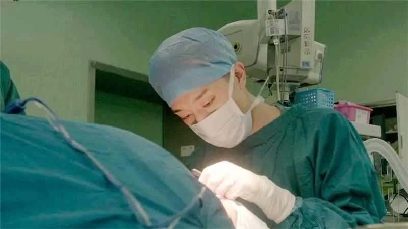 “中国最帅医生”徐晔，25岁博士毕业，高颜值意外走红却感困扰