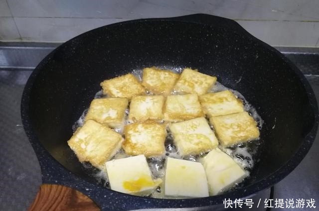 豆腐最简单的做法,裹上蛋液煎着吃,不易碎还很脆