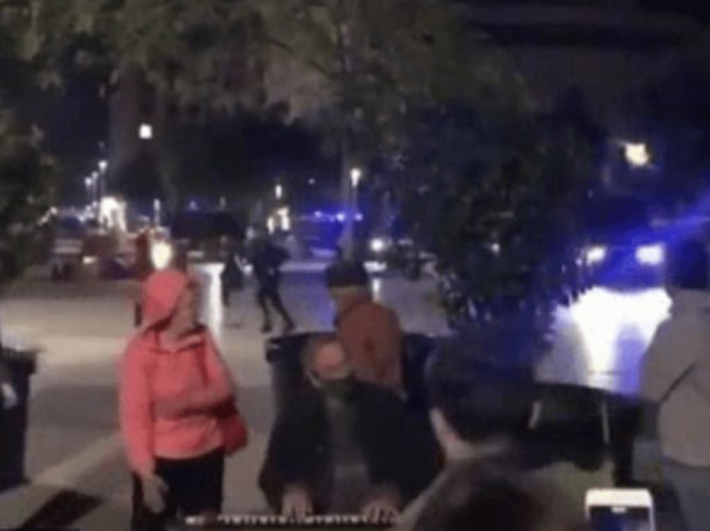 抗议者|西班牙警察和抗议者混战成一片，一男子却在枪声中淡定弹钢琴