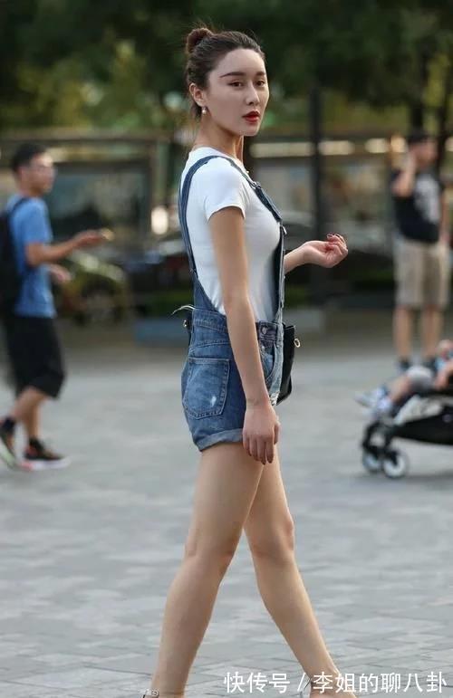 八颗牙 小姐姐用背带牛仔热裤搭配一件白色的T恤,演绎着自己的青春气息