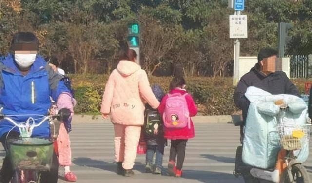 接娃|这种妈妈接娃放学,影响自己形象不说还很伤孩子的自尊,愿你不是