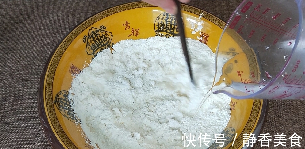 我家面条从来不买,教你秘制做法,筋道爽滑,1.5元面粉做一锅