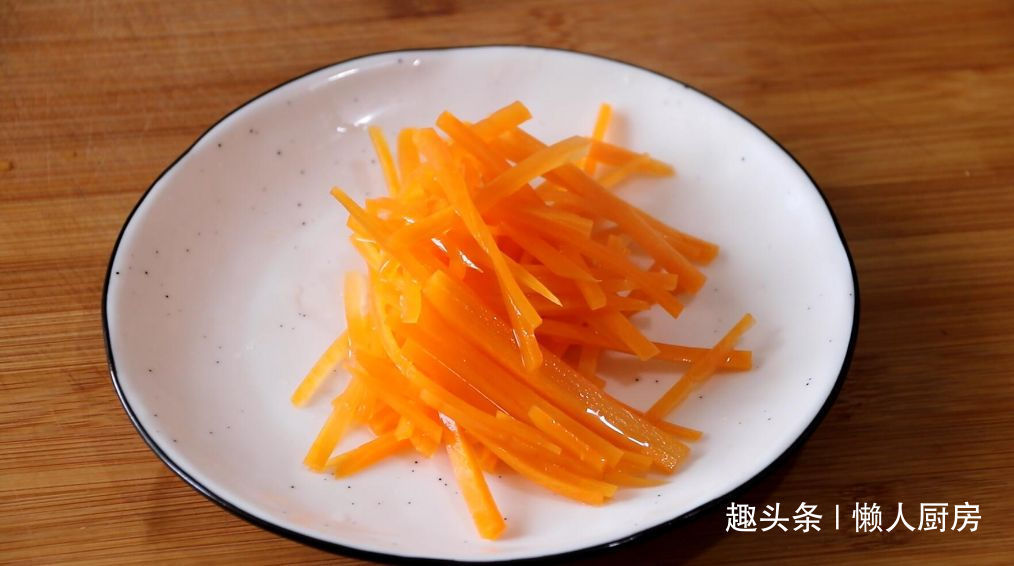 小小一个压缩海带卖5元，泡发后超多，凉拌着吃，酸辣开胃