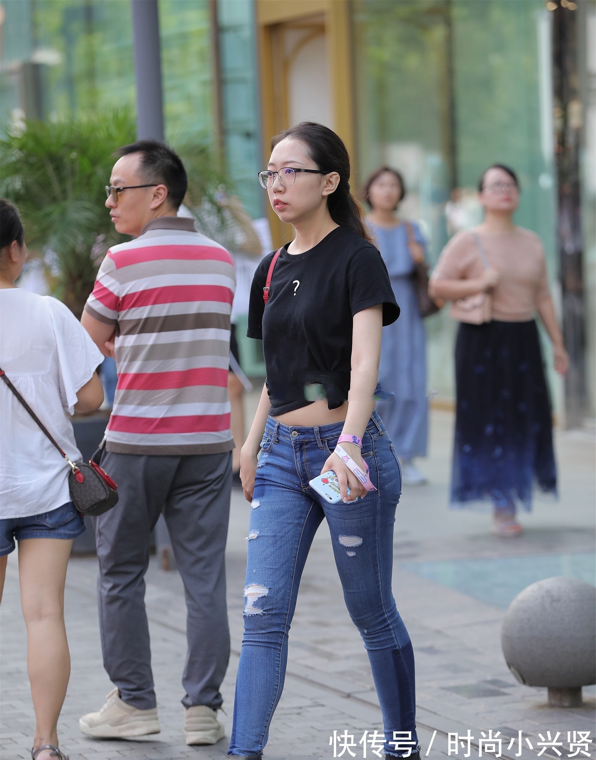 时尚 短袖“绑”起来穿,设计感强,简单好看又时尚