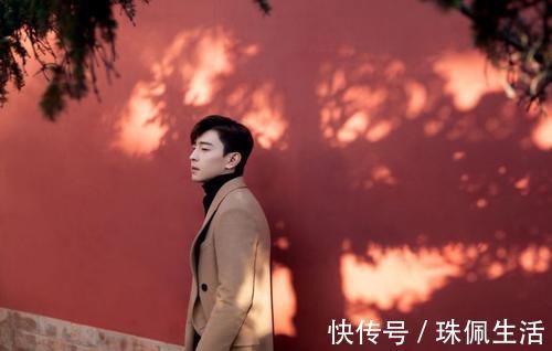 福利|邓伦招聘员工福利多，包吃包住包奶茶，一看工资劝退众人