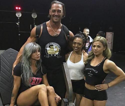 泰伦|男子身高接近2米, 锻炼出一身健美肌肉, 也因此实现了梦想!