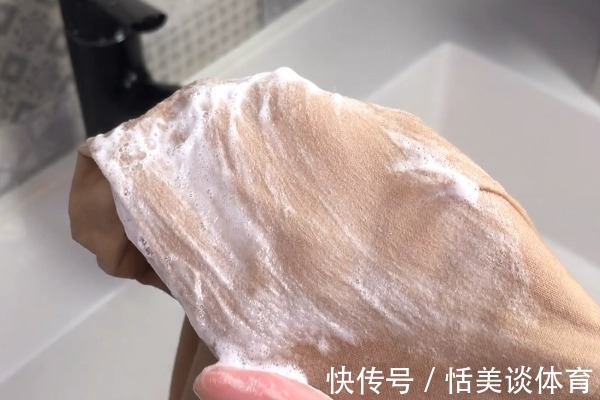 床单沾上“血渍”难清洗？教你一招，新老血渍轻轻一搓就掉，真棒