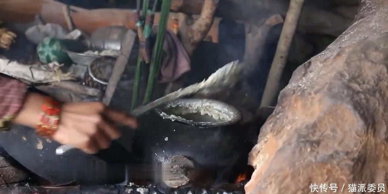 尼泊尔|尼泊尔山区穷人家的生活,房子矮的直不起腰,只吃一个土豆炒蘑菇
