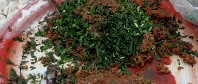 一位65岁老汉在大集卖小吃,露天柴火烧,顾客大老远跑来吃