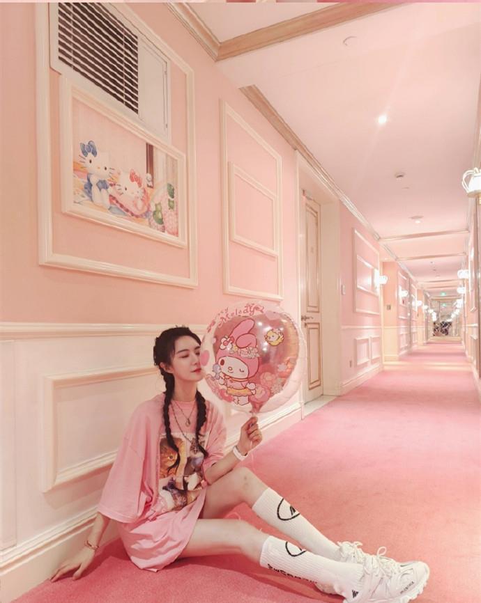 少女心|薇娅带娃逛游乐场,穿粉衣扎麻花辫真俏皮,“女王”也有少女心