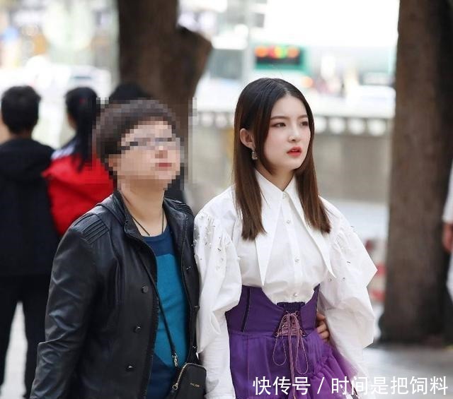 街拍白色豹纹小姐姐很有范儿,诺隐诺现的黑色很有诱惑感!