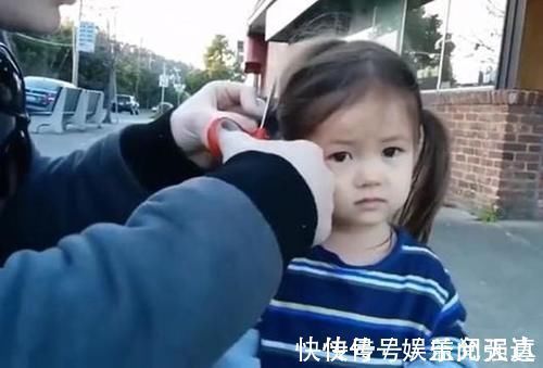宝爸|“糟心爸爸”给娃理发,看到剪掉的辫子后,女儿想哭哭不出来