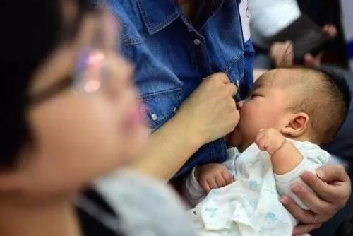 全车|宝妈在公交车上给娃喂奶,旁边一男子的善意举动,赢得全车人点赞