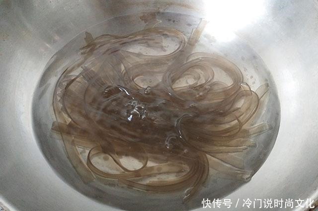 肉末韭菜炒|这炒菜,家人三天两头闹着要吃,营养又好做,入口滑溜溜,吃不厌