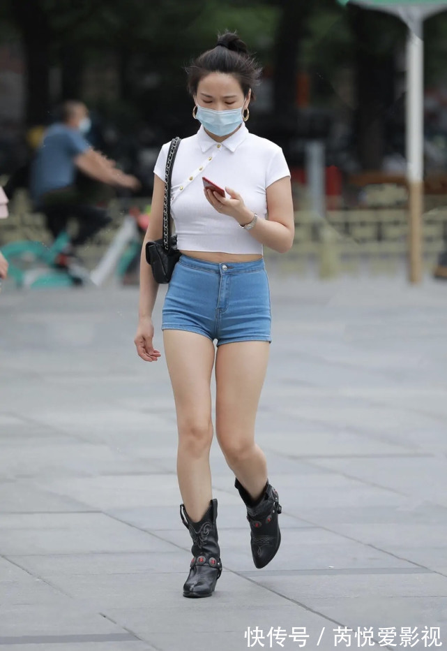 美女|高跟鞋“失宠”了，这样搭简单又时髦，小个子女生也不例外！