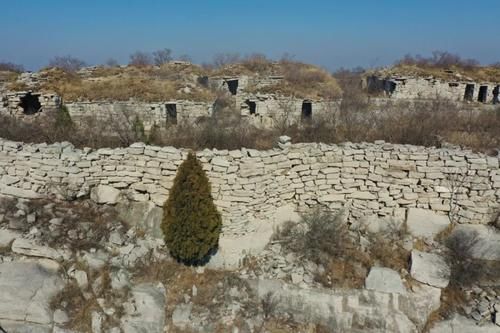 济南一座山顶藏着神秘古山寨，石屋100多间四周是悬崖峭壁