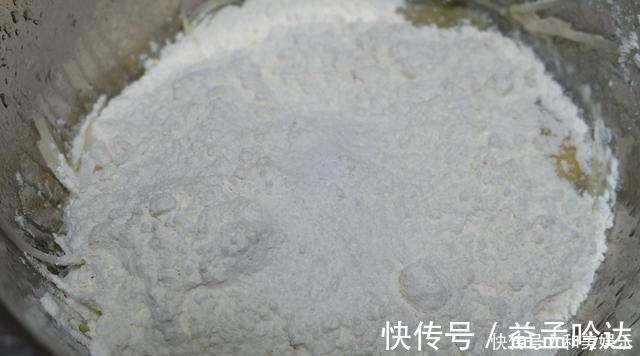 酥脆|土豆丝鸡蛋饼，金黄的颜色和酥脆的味道，这是一个标准的早餐