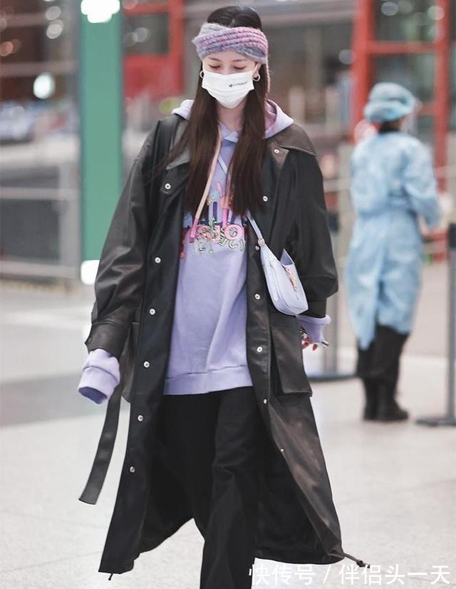 周雨彤 比小黑裤更时髦比阔腿裤显瘦，今秋“裤王”当属它！实在太百搭了！
