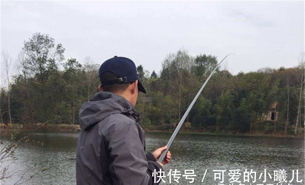 饵料|冬钓打窝别将就!只需多用4招,方圆20米的鲫鱼,全都排队进窝!