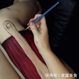 大腿#当她们掀开裙子，露出“惊艳”的大腿时，所有人都看呆了