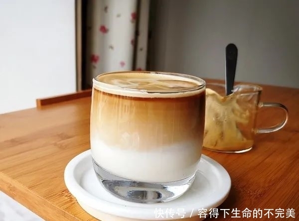 李雪琴:喝奶茶像吃大米饭?可年轻人就好这口“八宝粥”!