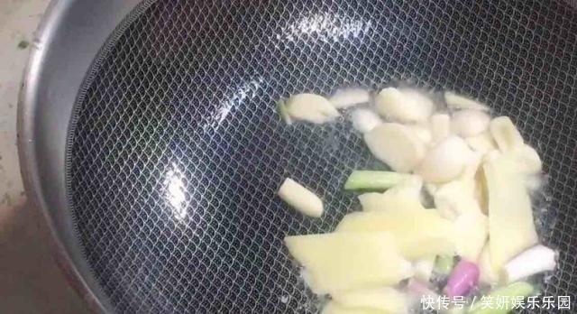 倒入|再穷也要多给孩子吃“它”,吃一盘,营养相当于吃10个鸡蛋,大虾