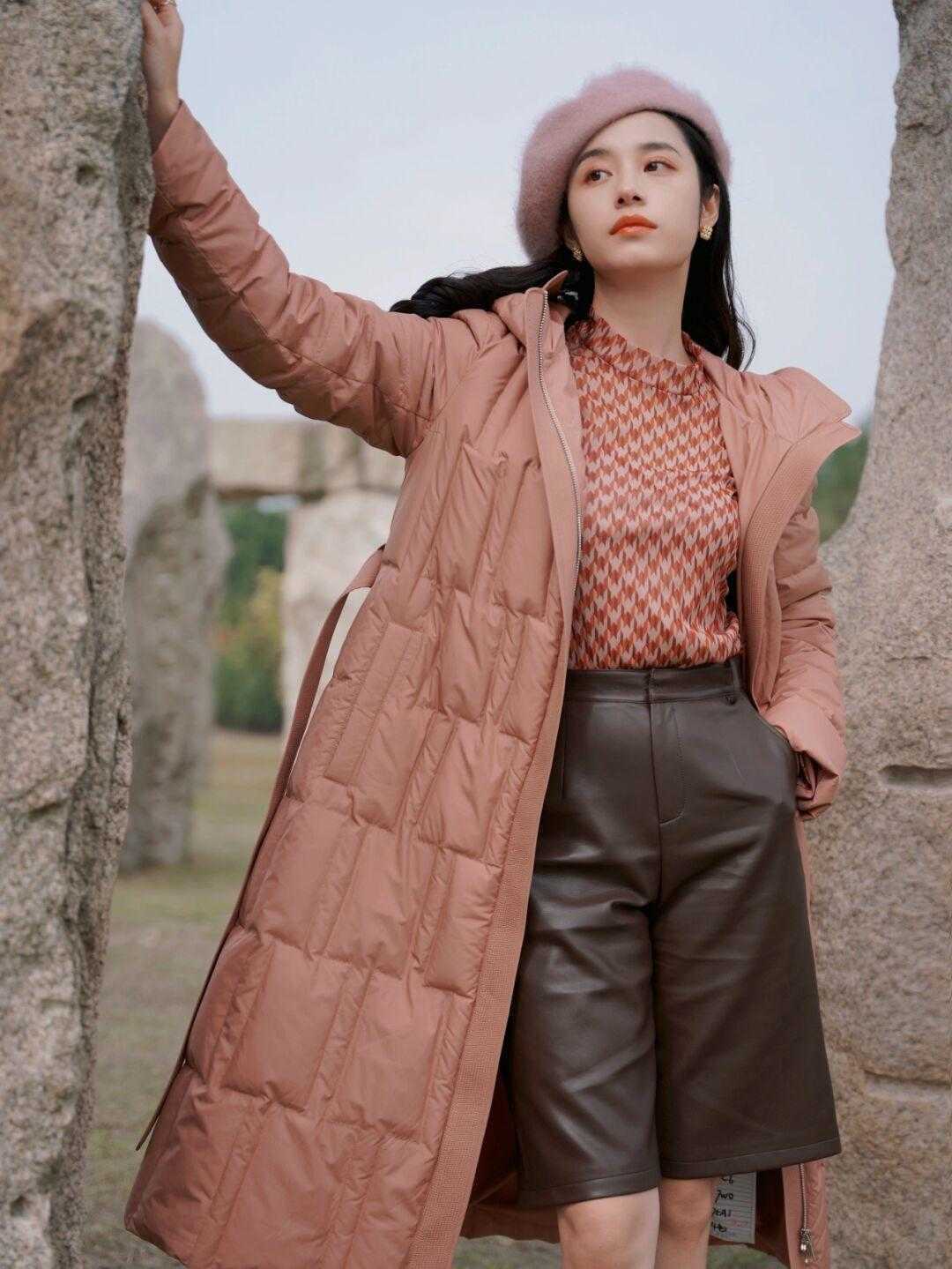 米黄色|长款羽绒服搭什么最好看?码住这三件,每天上街美的都不重样