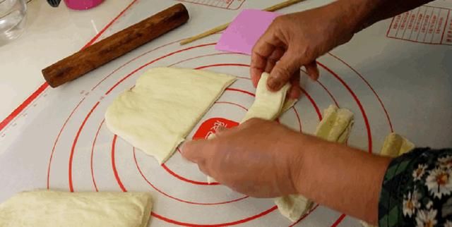 嫌外面的不卫生？大叔教你炸油条，香脆味美，简单易学，超好吃！