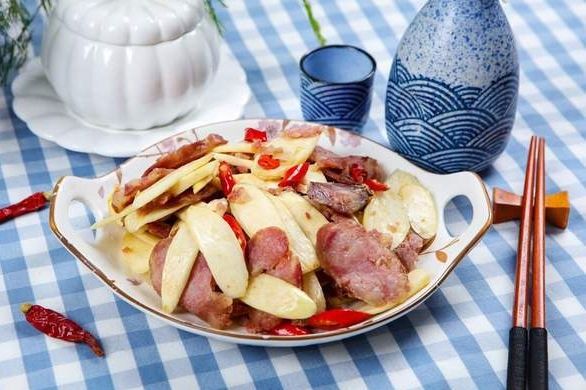 冬天,它和腊肉才是绝配,笋清甜肉咸香,汤汁拌米饭,吃掉一大碗